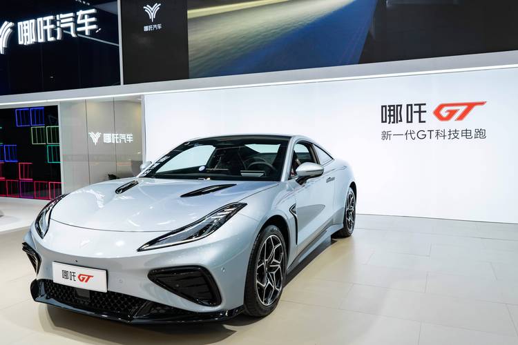 东莞340哪吒汽车在智能汽车领域的表现，领途汽车在新能源汽车市场中的影响力